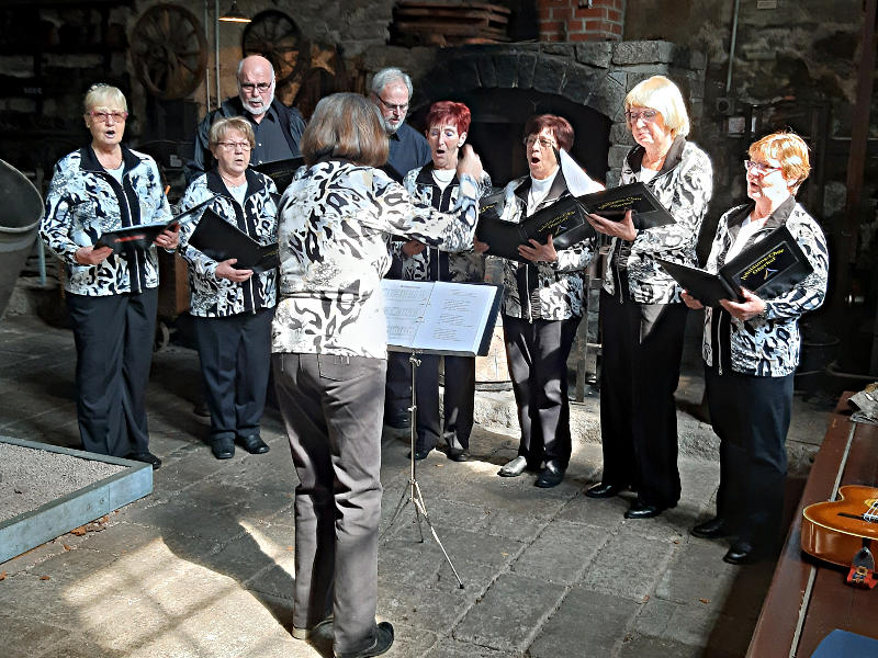 Der Oberhofer Jubiläumschor singt zur Eröffnung Der Oberhofer Jubiläumschor singt zur Eröffnung