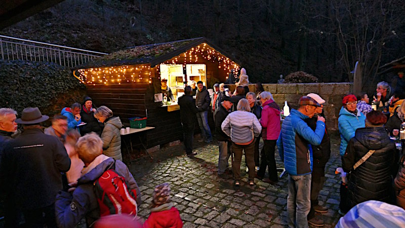 Gedränge am Glühweinstand. Gedränge am Glühweinstand.