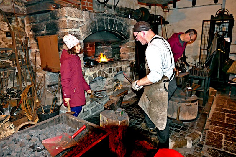 Museumsmitarbeiter Frank Eiselt, immer dicht umlagert von neugierigen Besuchern. Museumsmitarbeiter Frank Eiselt, immer dicht umlagert von neugierigen Besuchern.