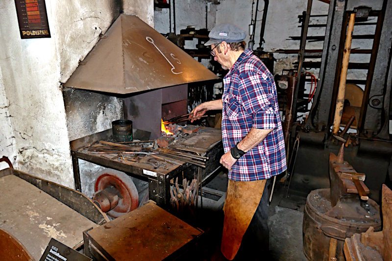Vereinsmitglied Joachim Thomas arbeitete an der kleinen Schmiede. Vereinsmitglied Joachim Thomas arbeitete an der kleinen Schmiede.