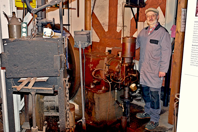 Der Museumsleiter Lothar Schreier bediente den Dieselmotor. Der Museumsleiter Lothar Schreier bediente den Dieselmotor.