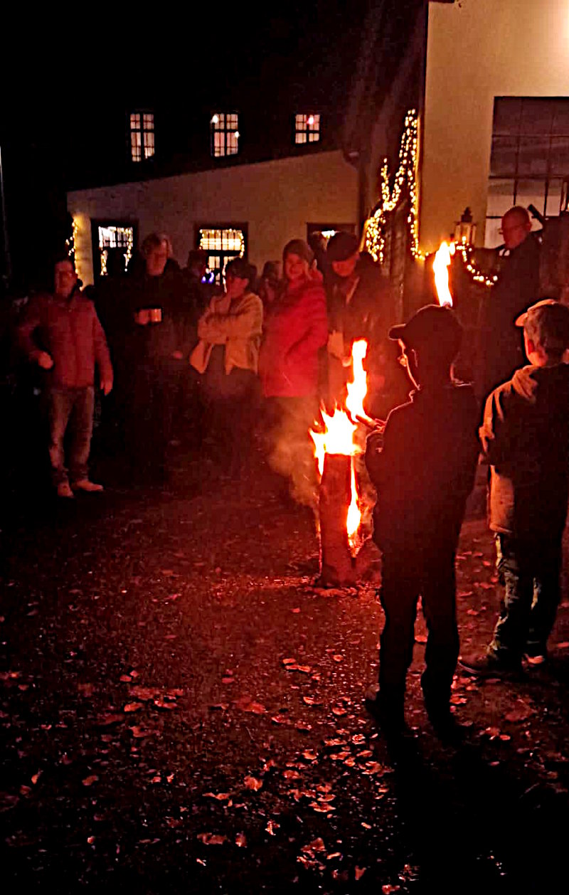 Ein Schwedenfeuer diente zum Anzünden der Fackeln. Ein Schwedenfeuer diente zum Anzünden der Fackeln.