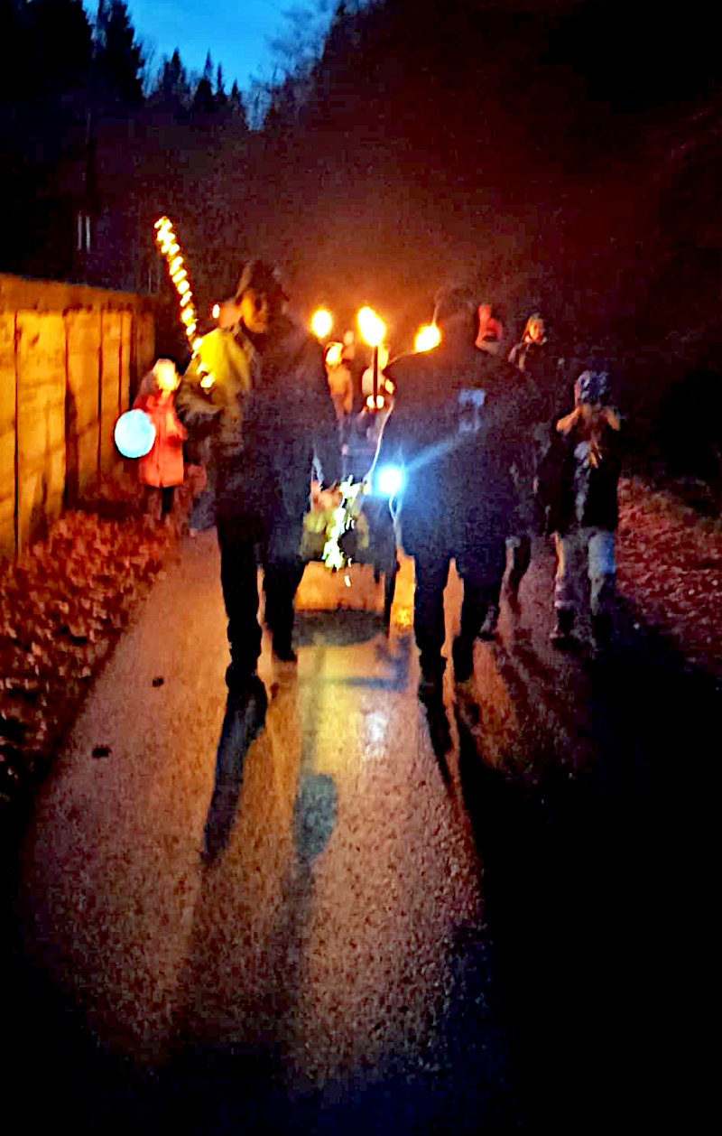 Mit Fackeln und Lampions ging es durchs romantische Lubenbachtal. Mit Fackeln und Lampions ging es durchs romantische Lubenbachtal.