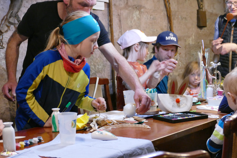 Kinder und Eltern hatten viel Spaß bei der Osterbastelaktion.