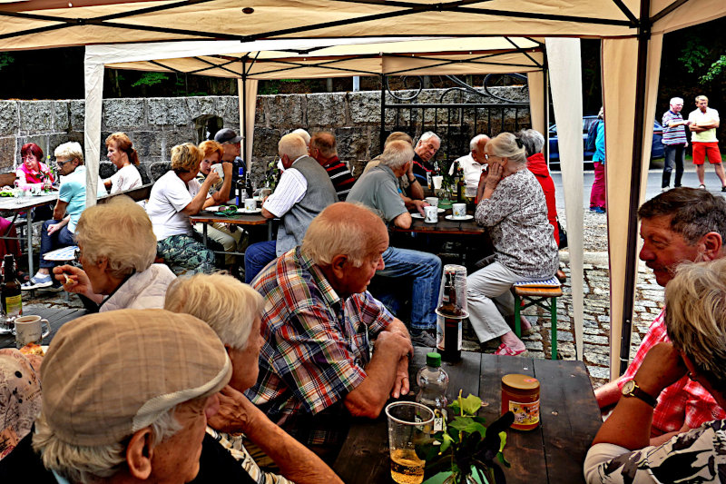Die Versorgung mit Speisen und Getränken ist sichergestellt. Schmiedefest! Die Versorgung mit Speisen und Getränken ist sichergestellt. Schmiedefest!