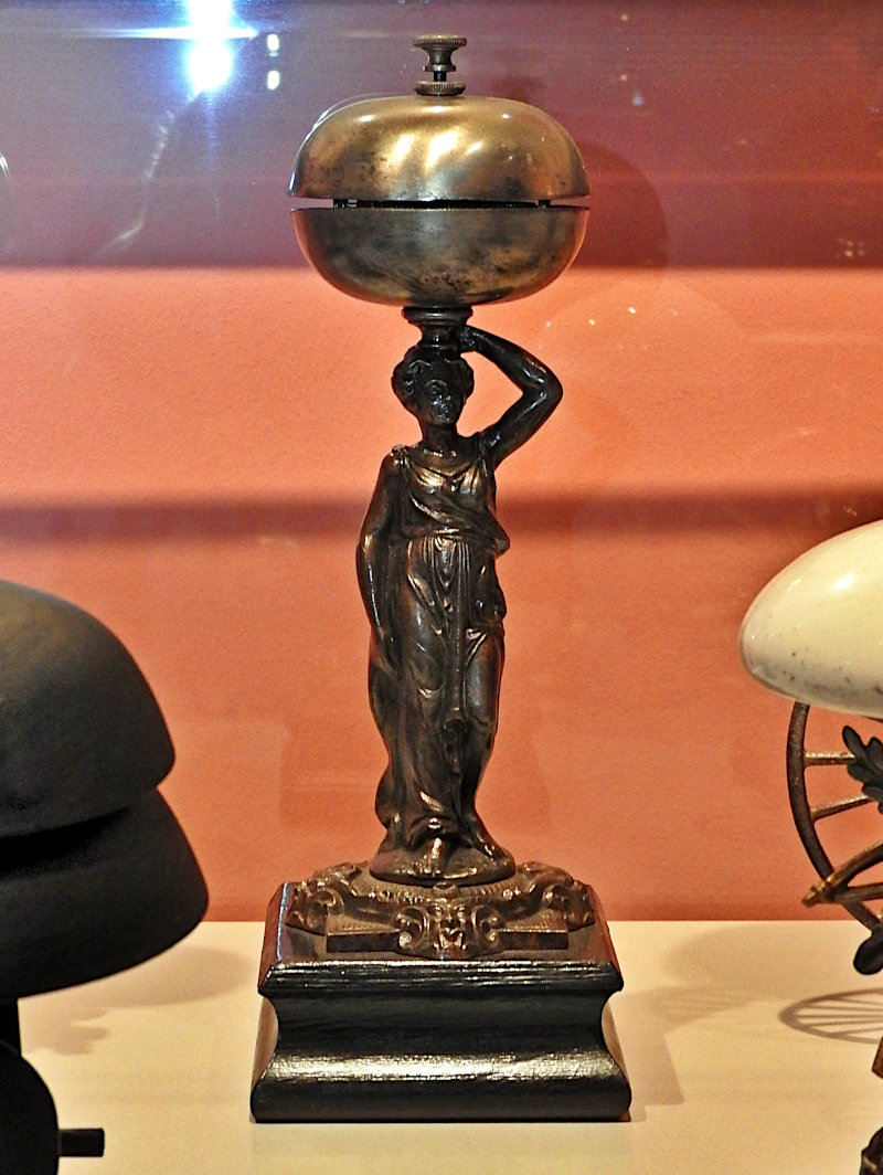 Eine besonders schöne Tischglocke in Form einer römischen Frauenstatue. Eine besonders schöne Tischglocke in Form einer römischen Frauenstatue.