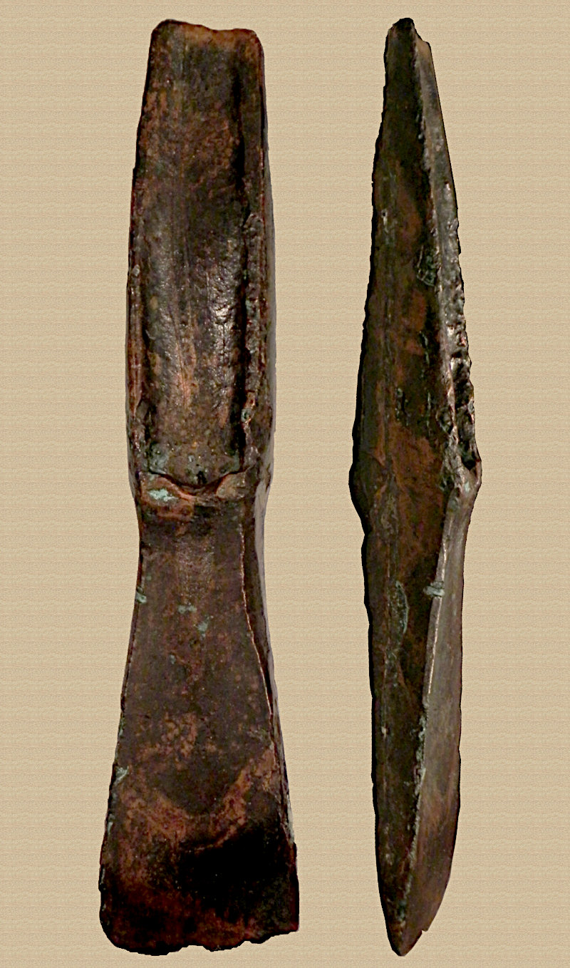 konserviertes Bronzebeil aus Oberzella in Vorder- und Seitenansicht.
