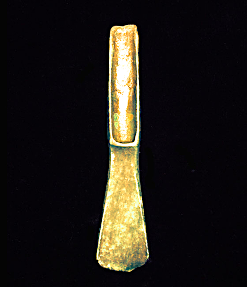 Virtuelle Rekonstruktion eines goldfarbenen Bronzebeils. Virtuelle Rekonstruktion eines goldfarbenen Bronzebeils.