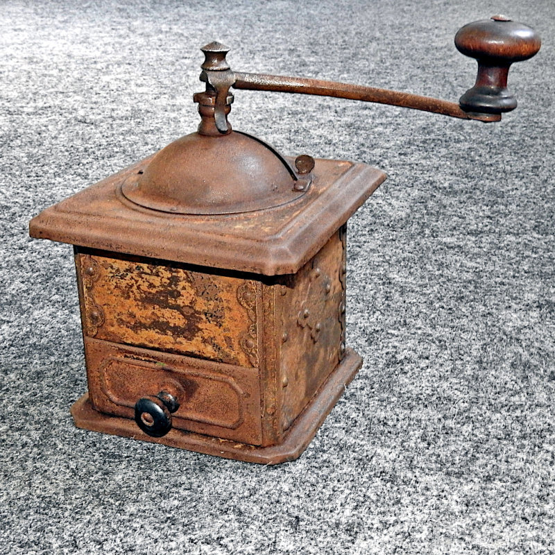 Originale Kaffemühle aus lackiertem Blech Originale Kaffemühle aus lackiertem Blech