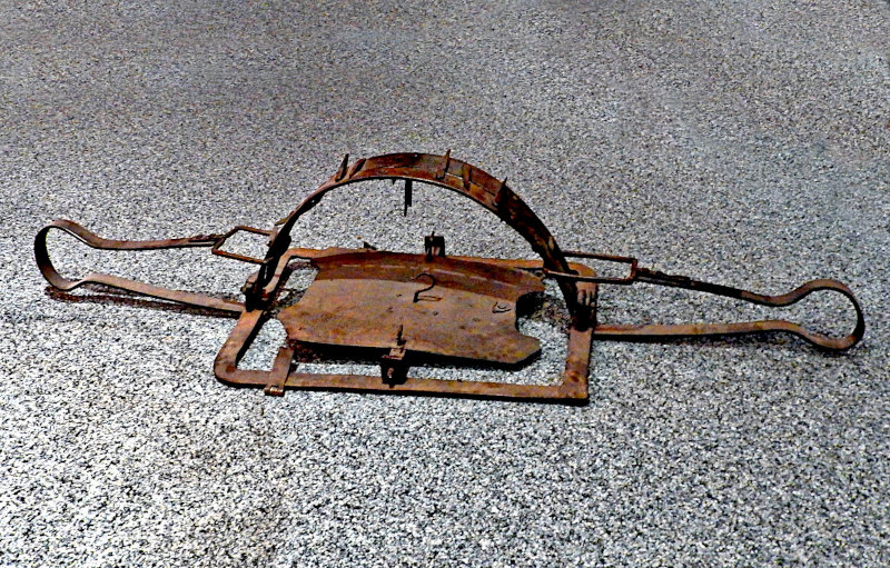 Gesamtansicht der Wolfsfalle in geschlossenem Zustand. Gesamtansicht der Wolfsfalle in geschlossenem Zustand.