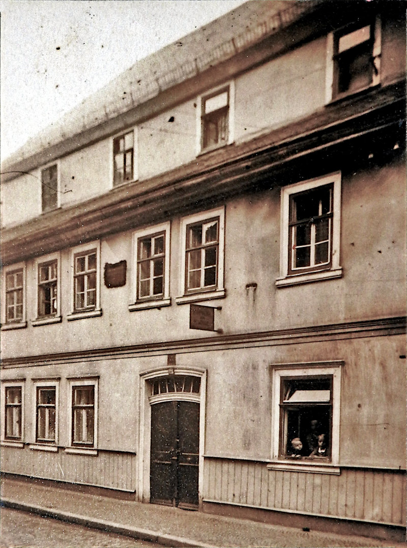 Geburtshaus Sterzings in der Hauptstraße, es befand sich an Stelle des Parkplatzes neben der Bäckerei Scheidig. (Foto: Stadtarchiv Zella-Mehlis) Geburtshaus Sterzings in der Hauptstraße, es befand sich an Stelle des Parkplatzes neben der Bäckerei Scheidig. (Foto: Stadtarchiv Zella-Mehlis)