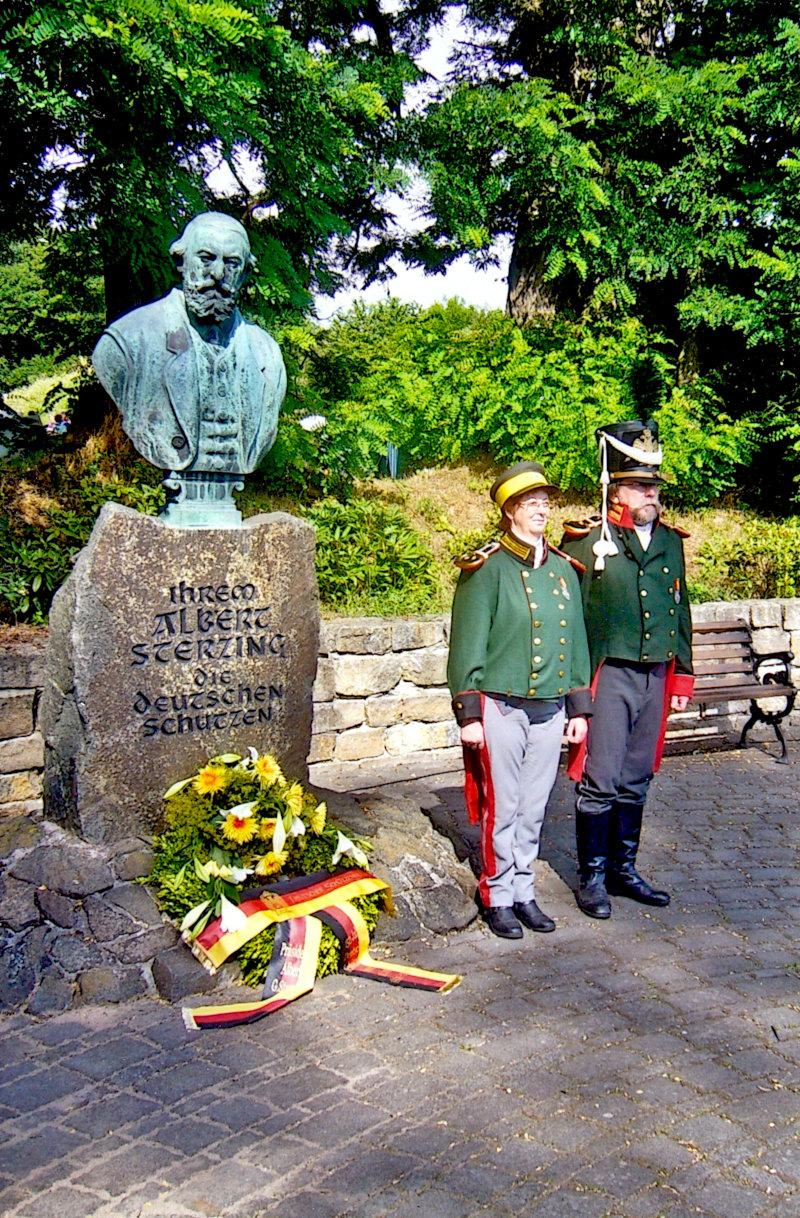 Ehrenwache am Sterzing-Denkmal in Gotha, anlässlich des 150-jährigen Bestehens des Deutschen Schützenbundes. (Foto: Konrad Elßmann). Ehrenwache am Sterzing-Denkmal in Gotha, anlässlich des 150-jährigen Bestehens des Deutschen Schützenbundes. (Foto: Konrad Elßmann).