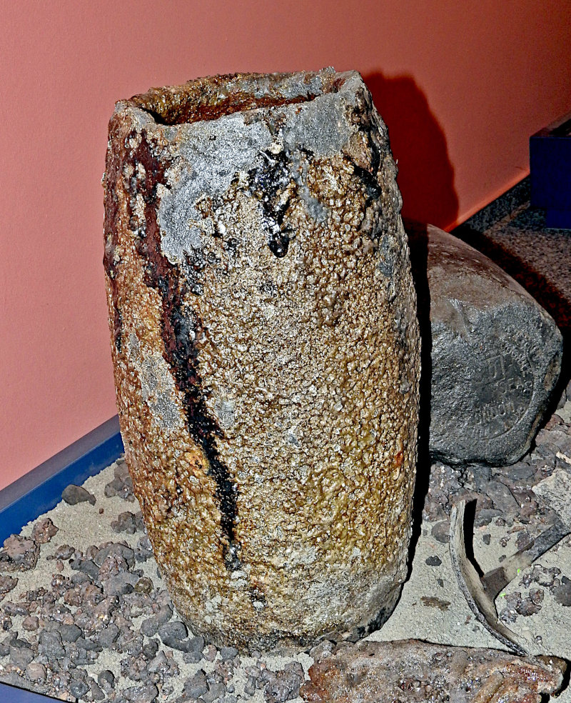   Mit Schlacke verkrusteter Tiegel.