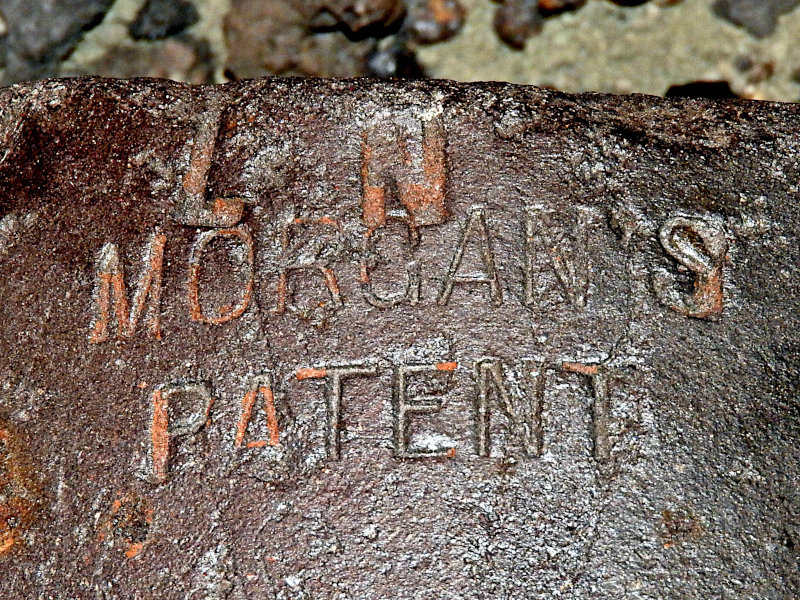  Schriftzug auf der Außenseite des Tiegels.