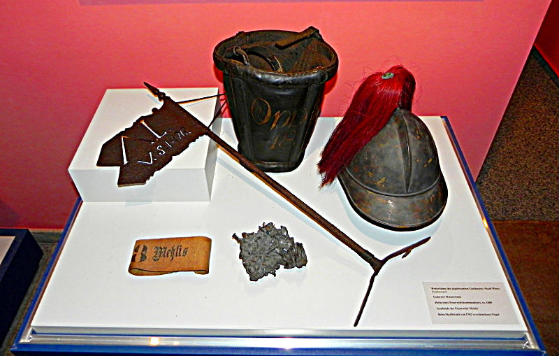 Ausstellungsvitrine über das Feuerwehrwesen Ausstellungsvitrine über das Feuerwehrwesen