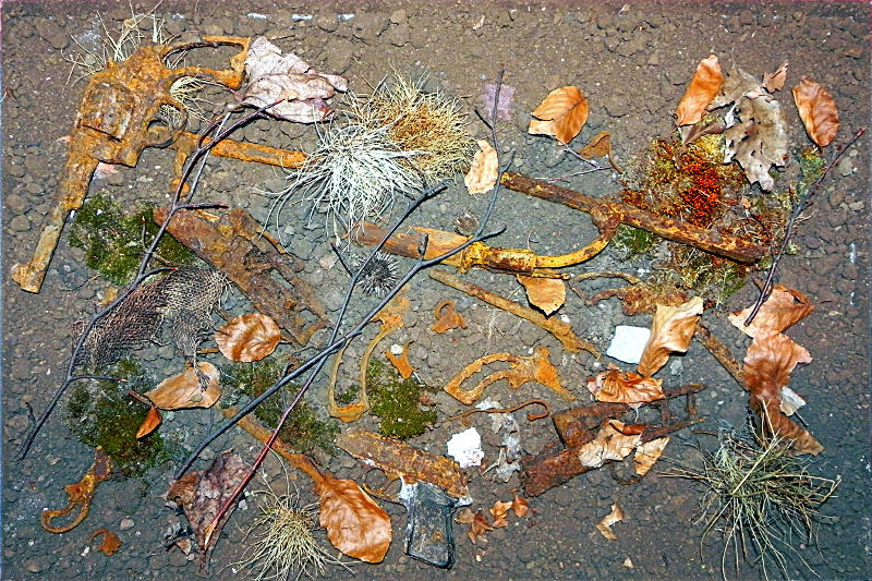 Gestaltete Vitrine im Museum mit verrosteten Waffen Gestaltete Vitrine im Museum mit verrosteten Waffen